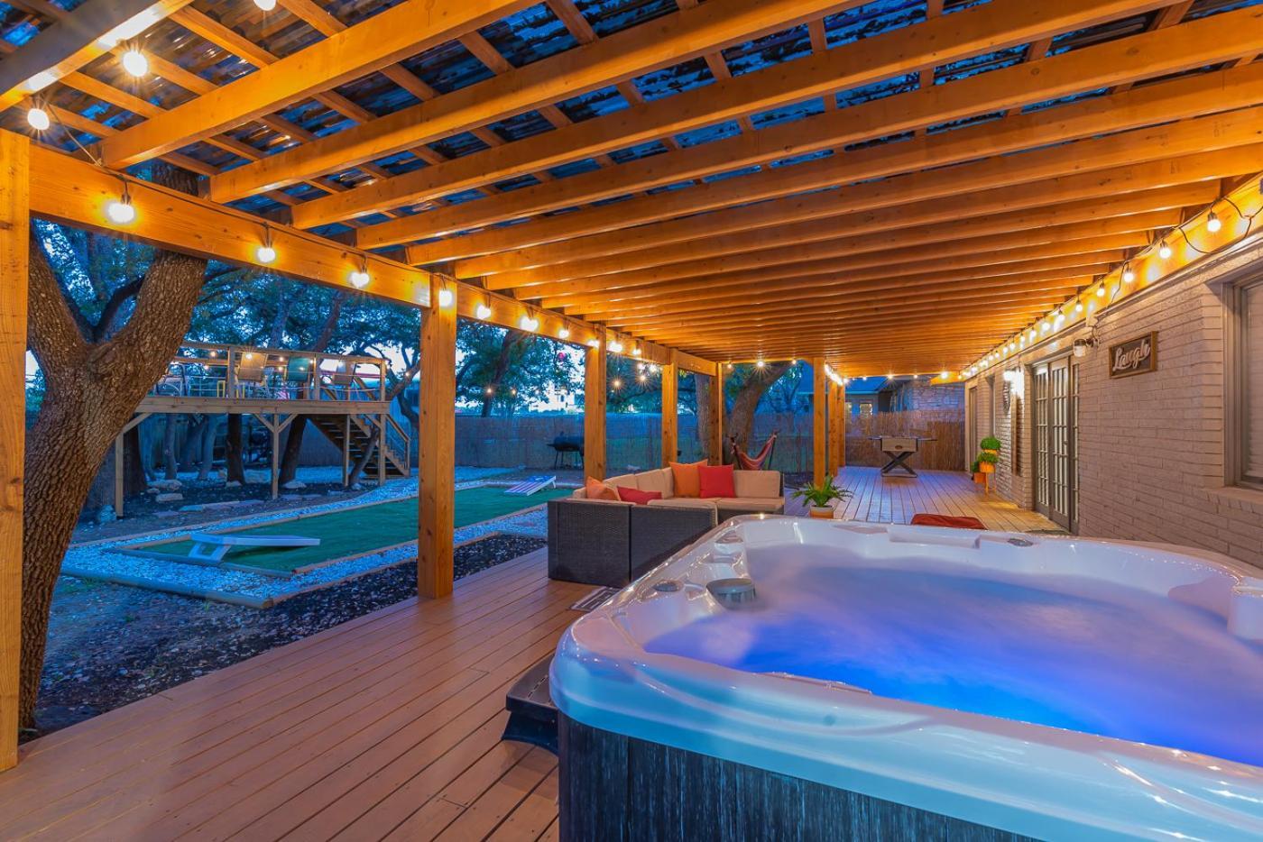 Luxurious Home With Hot Tub & Tree Deck By 6Flags San Antonio Bagian luar foto