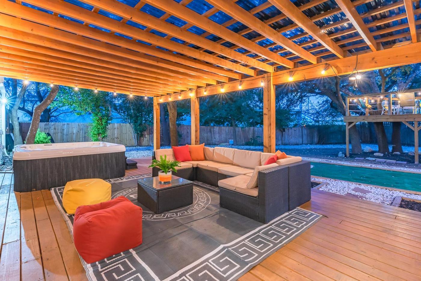Luxurious Home With Hot Tub & Tree Deck By 6Flags San Antonio Bagian luar foto