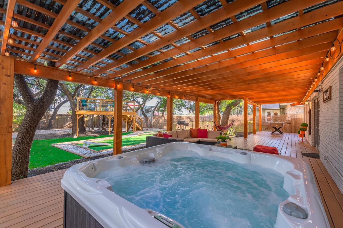 Luxurious Home With Hot Tub & Tree Deck By 6Flags San Antonio Bagian luar foto