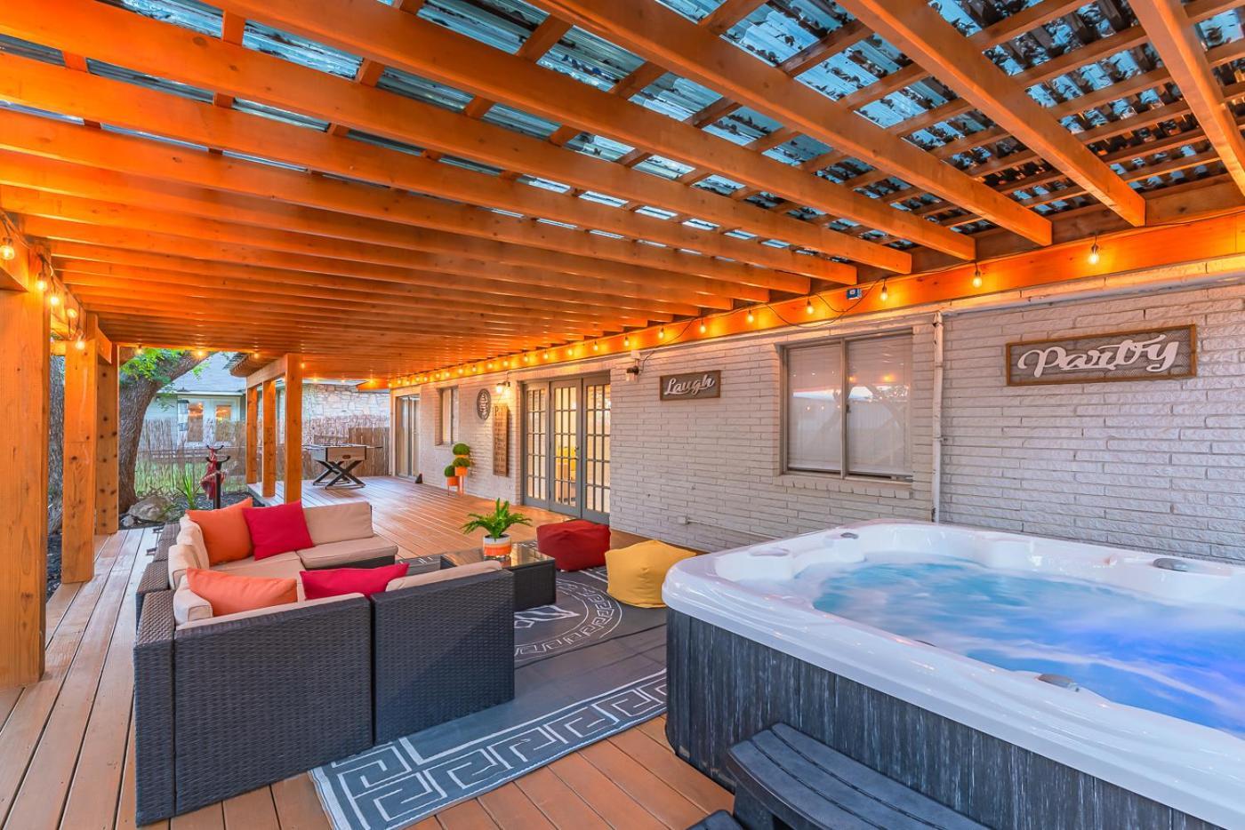 Luxurious Home With Hot Tub & Tree Deck By 6Flags San Antonio Bagian luar foto