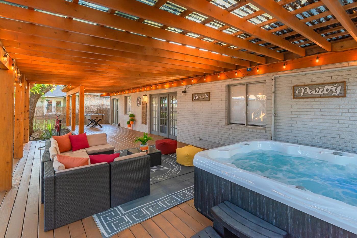 Luxurious Home With Hot Tub & Tree Deck By 6Flags San Antonio Bagian luar foto
