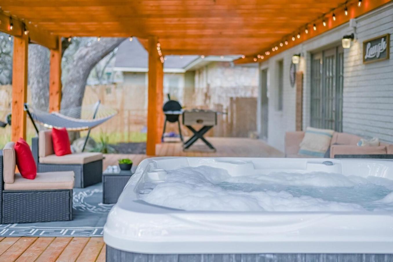 Luxurious Home With Hot Tub & Tree Deck By 6Flags San Antonio Bagian luar foto