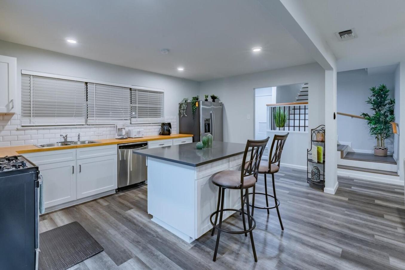 Luxurious Home With Hot Tub & Tree Deck By 6Flags San Antonio Bagian luar foto