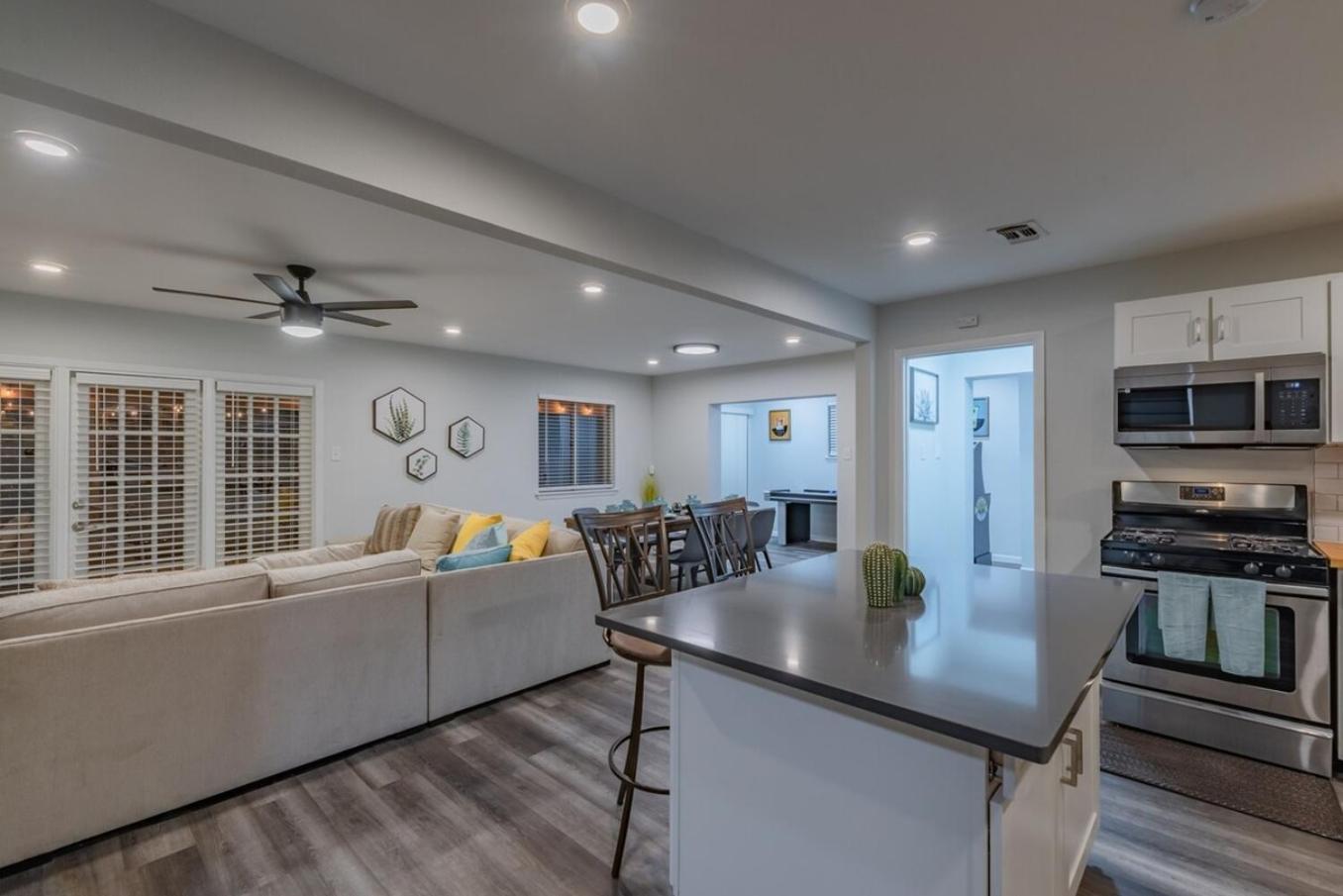 Luxurious Home With Hot Tub & Tree Deck By 6Flags San Antonio Bagian luar foto