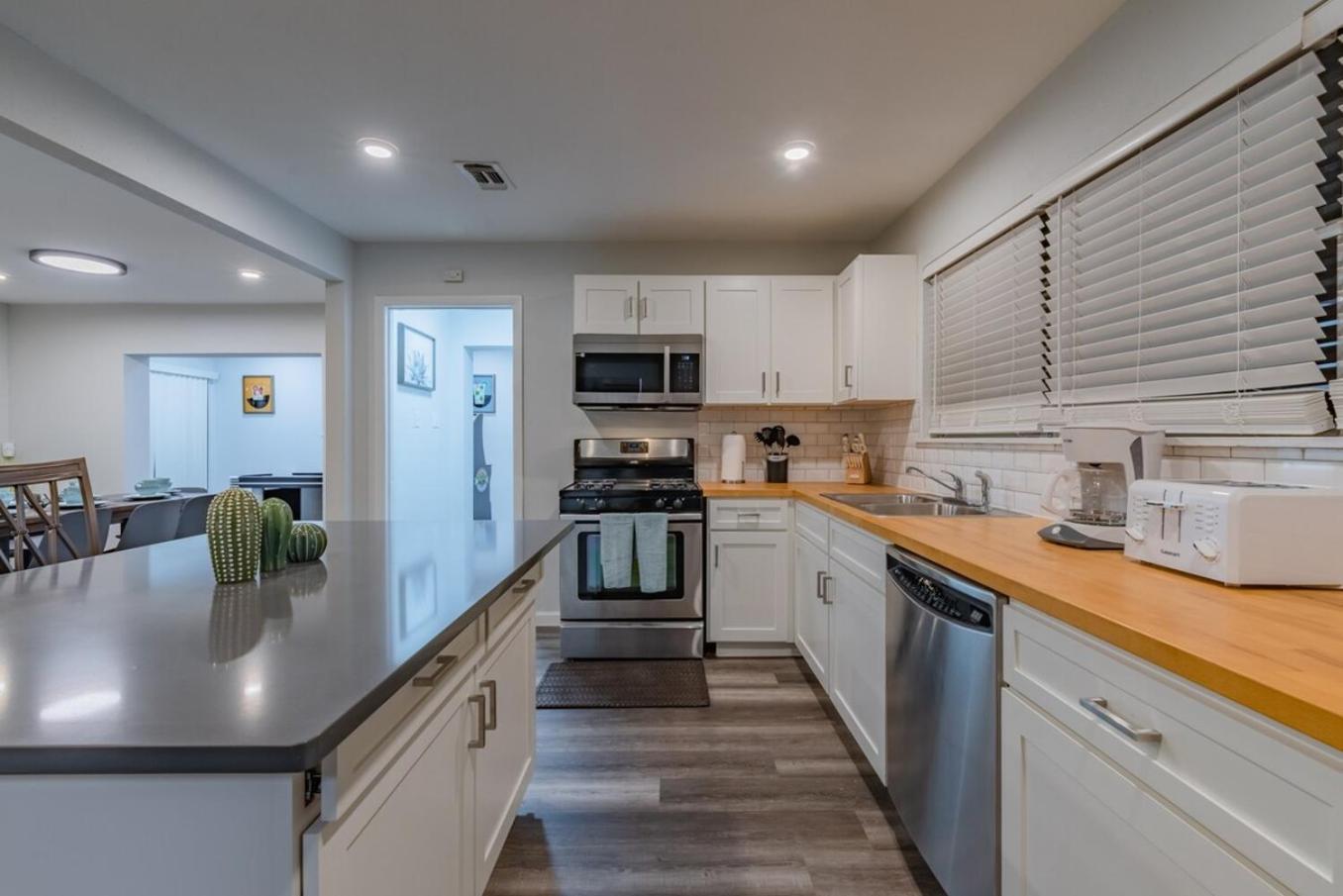 Luxurious Home With Hot Tub & Tree Deck By 6Flags San Antonio Bagian luar foto